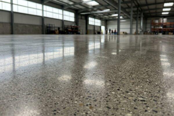 Beton polerowany – wykończenie posadzek przemysłowych